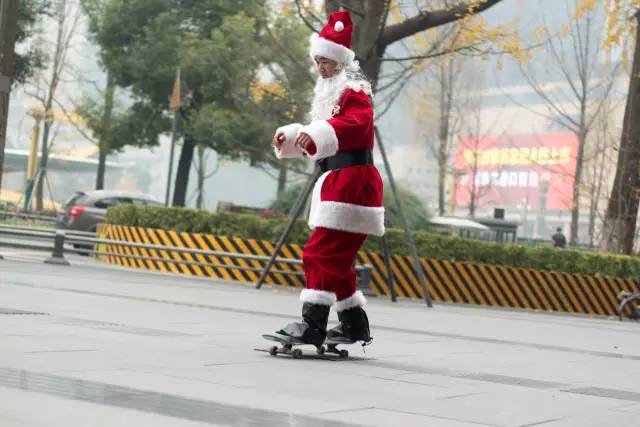 春熙路,太古里,东大路.成都闹市街头惊现最潮圣诞老人,酷毙!